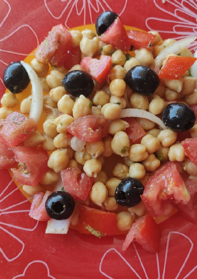 Una foto de Ensalada de garbanzos con tomate, comino y cilantro
