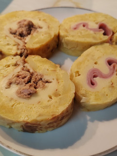 Una foto de Rollo de tortilla de patatas relleno de York y queso, atún y queso