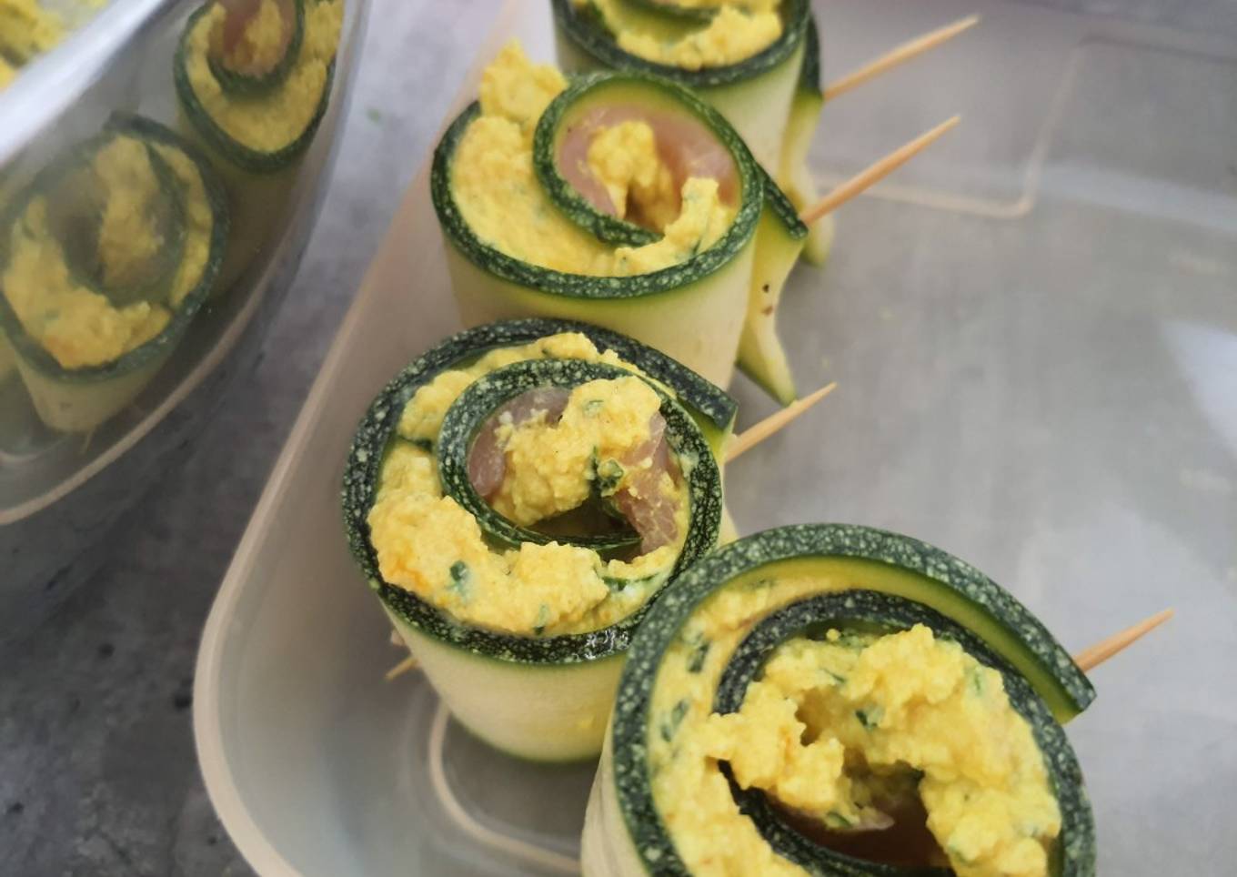 Roll de courgette-saumon exotique apéritif