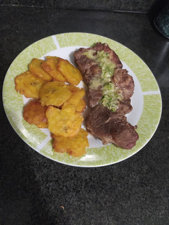 Una foto de Steak california con tostones