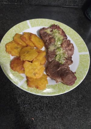 Una foto de Steak california con tostones