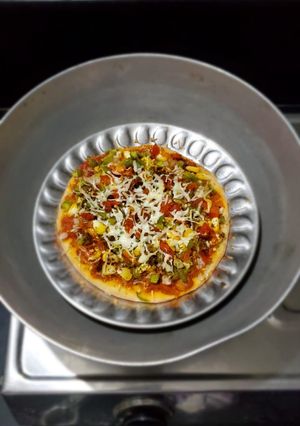 होममेड पिज़्ज़ा (Homemade pizza recipe in hindi) रेसिपी मुख्य फोटो