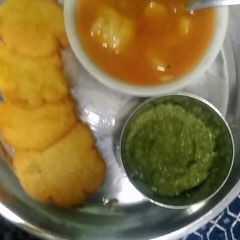 A picture of Aloo ki sabji aloo tikki chutney.