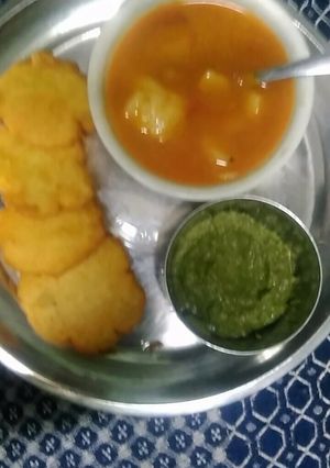 A picture of Aloo ki sabji aloo tikki chutney.
