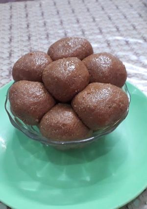 संकट मोचन के बेसन की लड्डू रेसिपी मुख्य फोटो