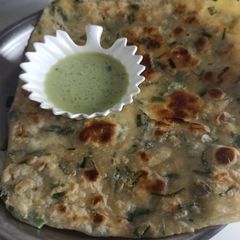 A picture of Hara lehsun paratha.