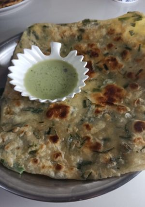 A picture of Hara lehsun paratha.