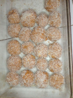 Una foto de Bombones de galletitas y dulce de leche