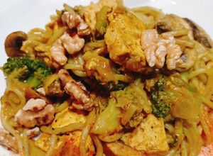 Una foto de Fideos chinos con tofu, brócoli y champiñones