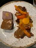 Basse-côte de bœuf fumé au foin,farcie,shitakés,potimarron,crumble curcuma,jaune d’œuf