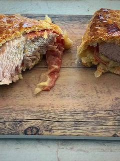Una foto de Hojaldre con pavo, jamón serrano y queso