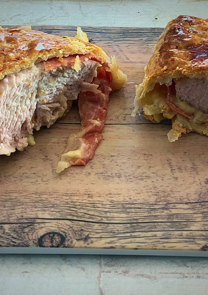 Una foto de Hojaldre con pavo, jamón serrano y queso