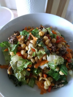 Una foto de Ensalada veraniega de garbanzos