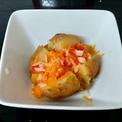 A picture of My Cheese,Onion & Tomato jacket Potato 😋.