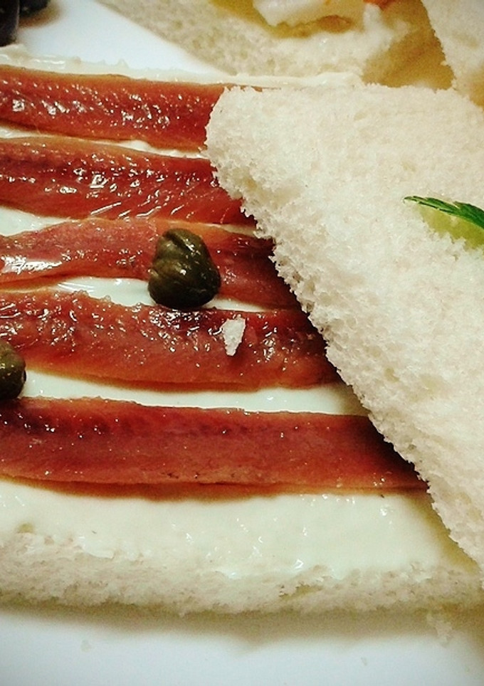 Una foto de Sándwich de anchoas con crema de cabrales