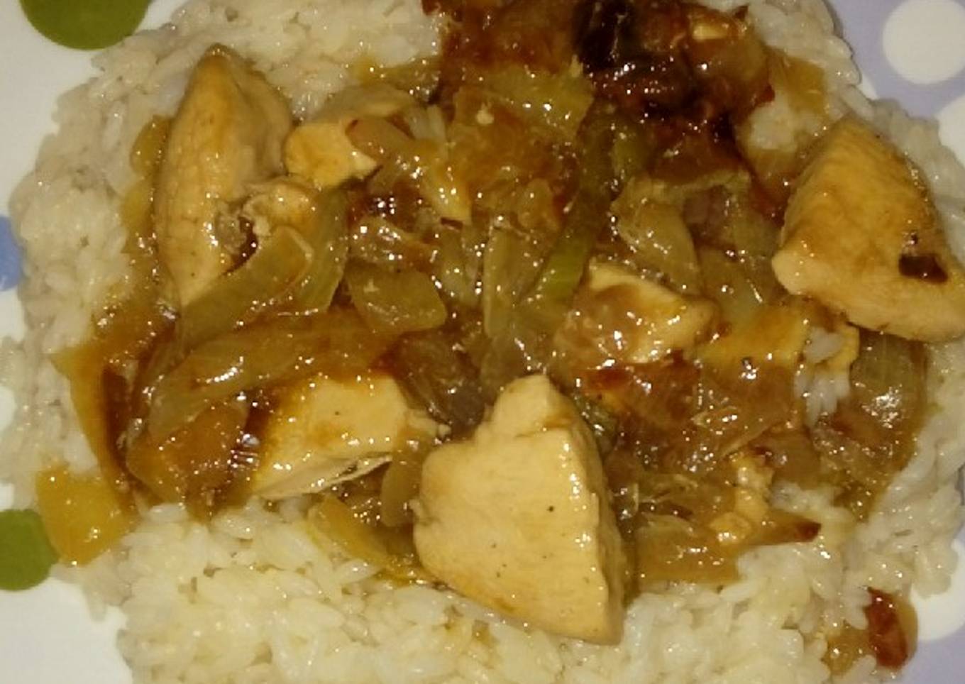 Pollo en salsa con cebolla y pimiento verde