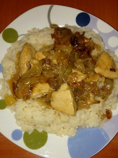 Una foto de Pollo en salsa con cebolla y pimiento verde