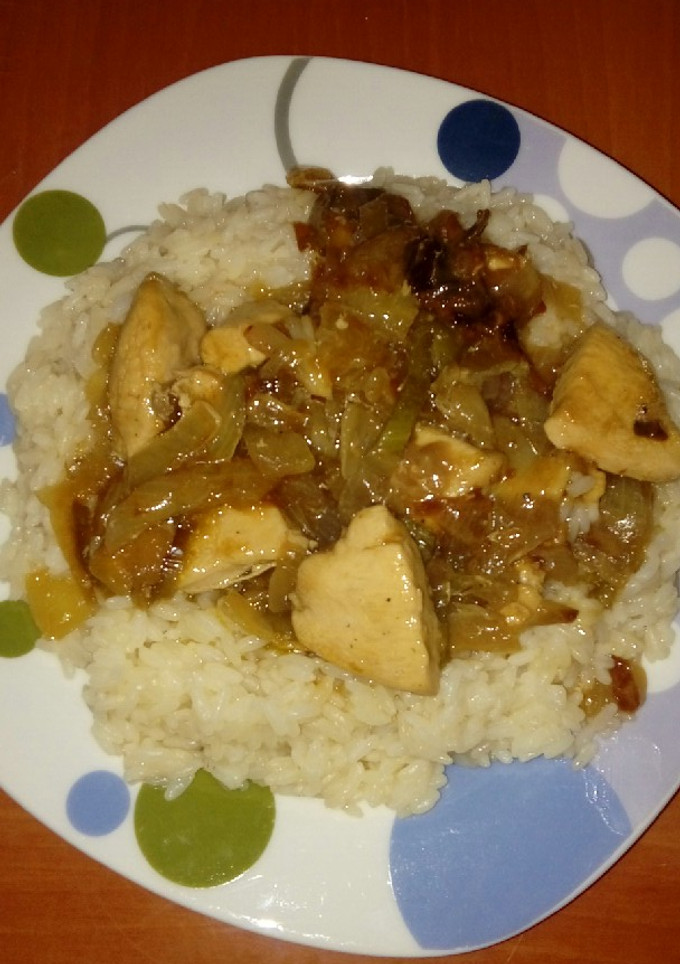Una foto de Pollo en salsa con cebolla y pimiento verde