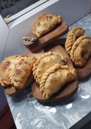 Una foto de Empanadas caseras de carne cortada a cuchillo 🤤