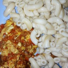 A picture of Simple macaroni and eggsauce.