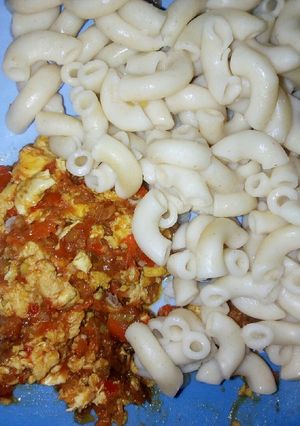 A picture of Simple macaroni and eggsauce.