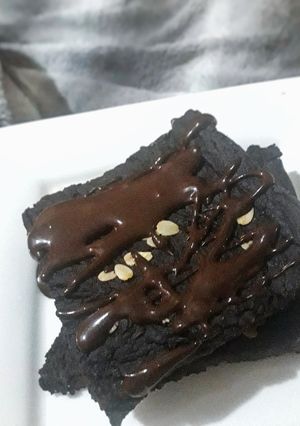 Una foto de Brownie, vegano, sin tacc, sin azúcar 🖤