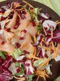 Salmone affumicato con insalatina mista e melagrana