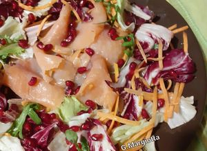 Foto di Salmone affumicato con insalatina mista e melagrana