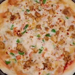 A picture of Chicken lasagna pizza 🍕.