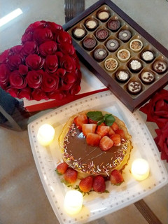 A picture of Chocolate and strawberry pancakes 🥞.