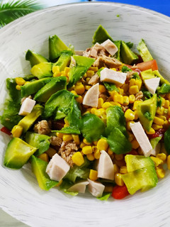 Una foto de Ensalada ligerita de pavo y aguacate