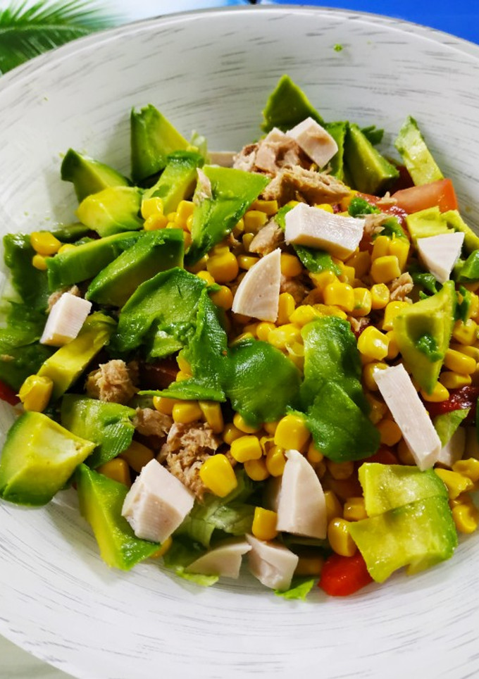 Una foto de Ensalada ligerita de pavo y aguacate