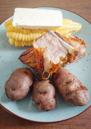 Una foto de Costilla de cerdo HORNEADAS con papa huayro y choclo con queso