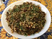 Une photo de porc poitrine haricots vert