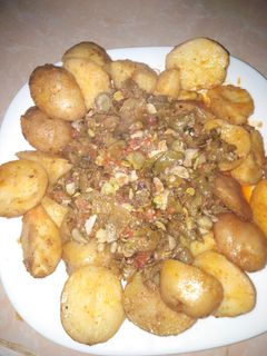 صورة لوصفة فول بالصوص مع بطاطا محمرة فالكوكوط(طنجرة الضغط)