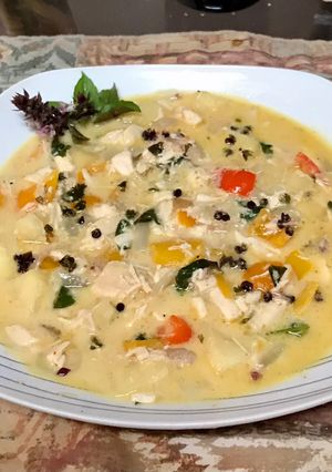 A picture of Pineapple curry chicken soup.