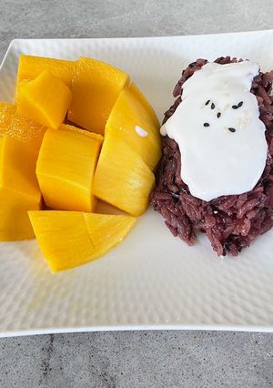 A picture of Mango Coconut Flavored Purple Sticky Rice.