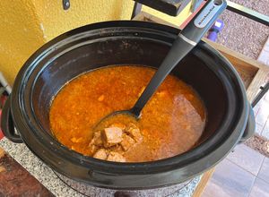 Una foto de Puerco en adobo caldoso