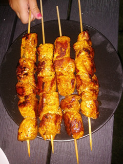 Una foto de Pinchos de pollo moruno