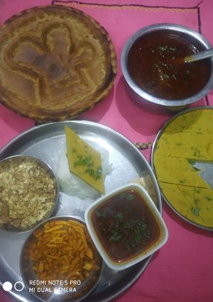 तुअर की छुट्टी दाल -भात (चावल) विथ खोबा बाटी (नो ओनियन, नो गार्लिक) रेसिपी मुख्य फोटो
