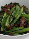 Romaine lettuce with fried dace and black bean