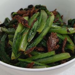 A picture of Romaine lettuce with fried dace and black bean.