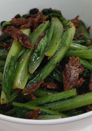 A picture of Romaine lettuce with fried dace and black bean.