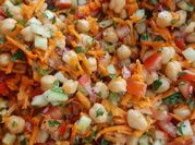 Una foto de ensalada de garbanzos y apio