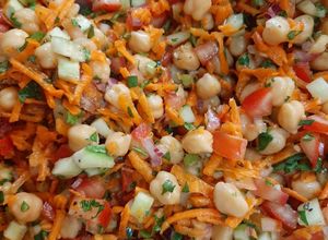 Una foto de Ensalada de garbanzo
