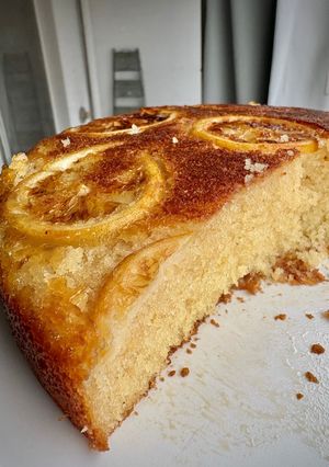Una foto de Torta invertida de limón caramelizado