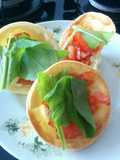 Trouxinha de pastel recheada com gorgonzola e tomate
