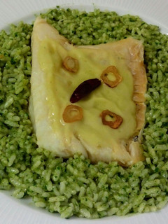 Una foto de Bacalao al pil-pil y salteado de arroz con cilantro