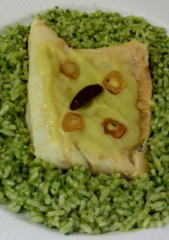 Una foto de Bacalao al pil-pil y salteado de arroz con cilantro