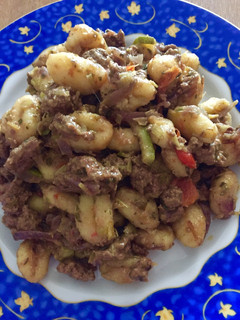 Una foto de Ñoquis con buey y verduras